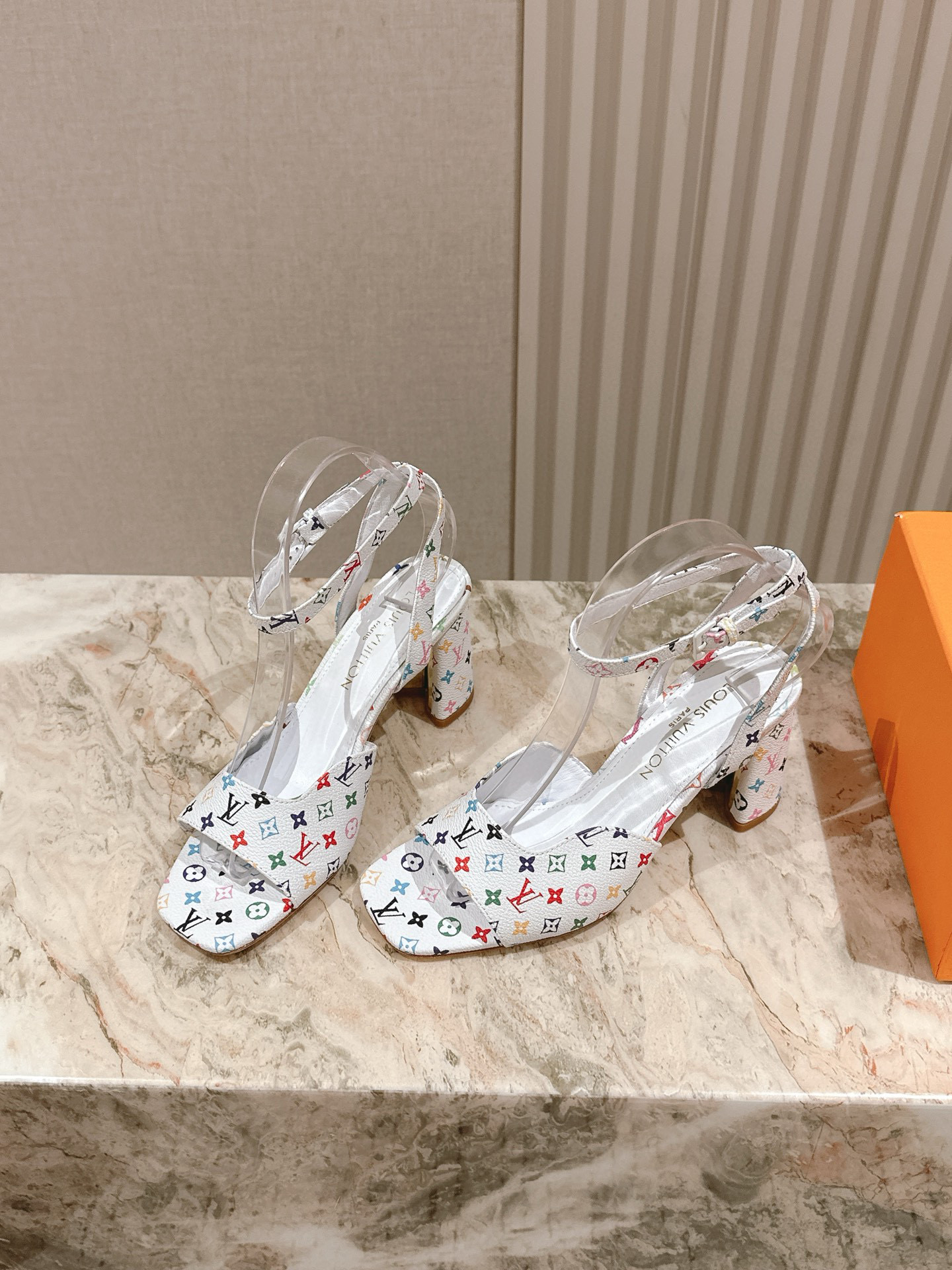 루이비통 여자 샌들 8.5cm