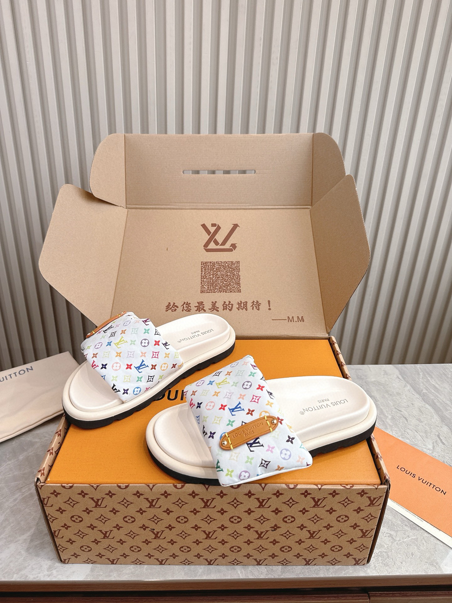 루이비통 남여 공용 슬리퍼