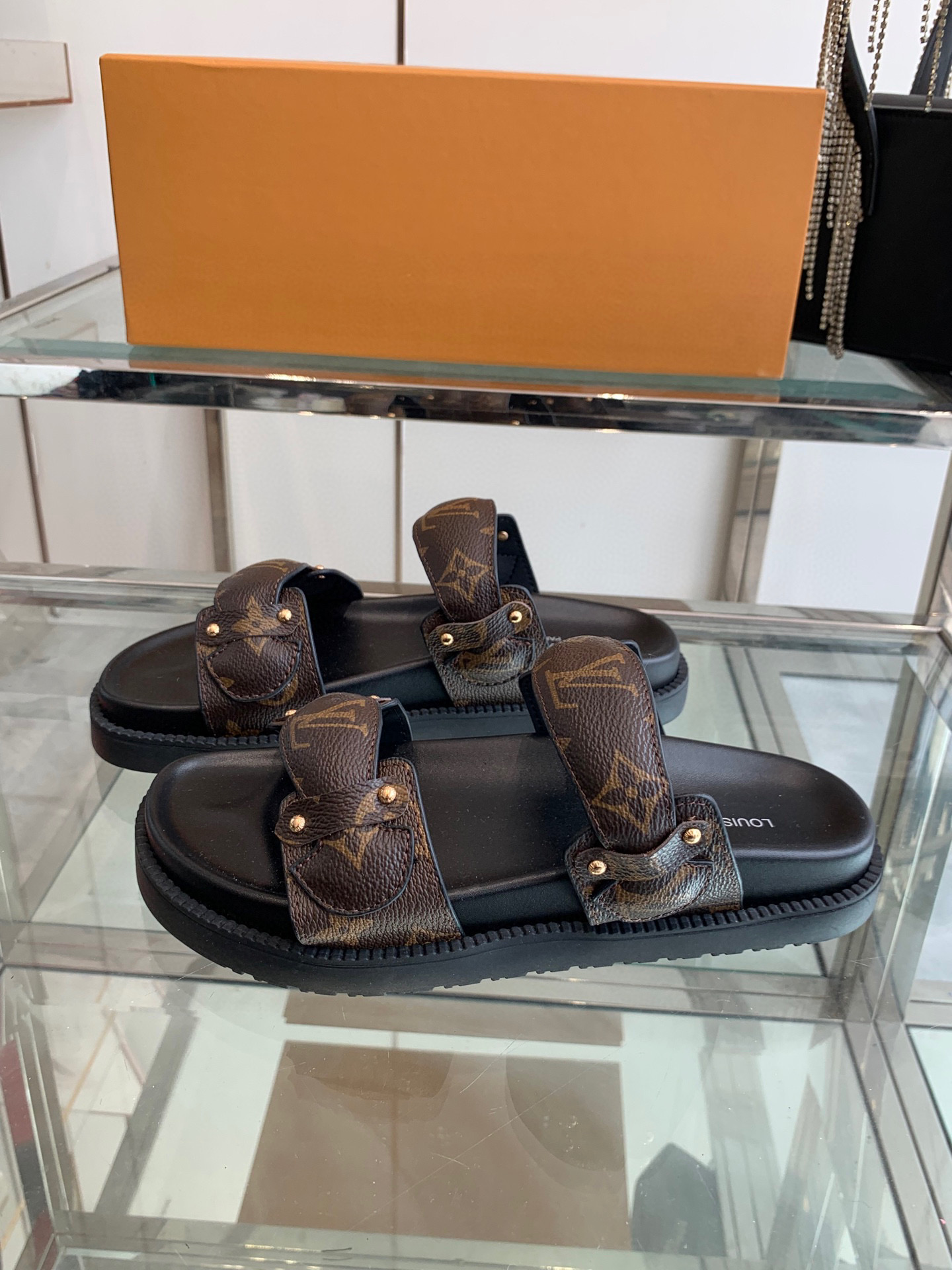 루이비통 남여 공용 슬리퍼