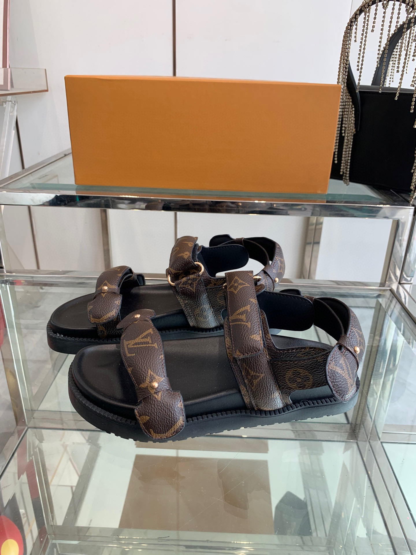 루이비통 남여 공용 샌들