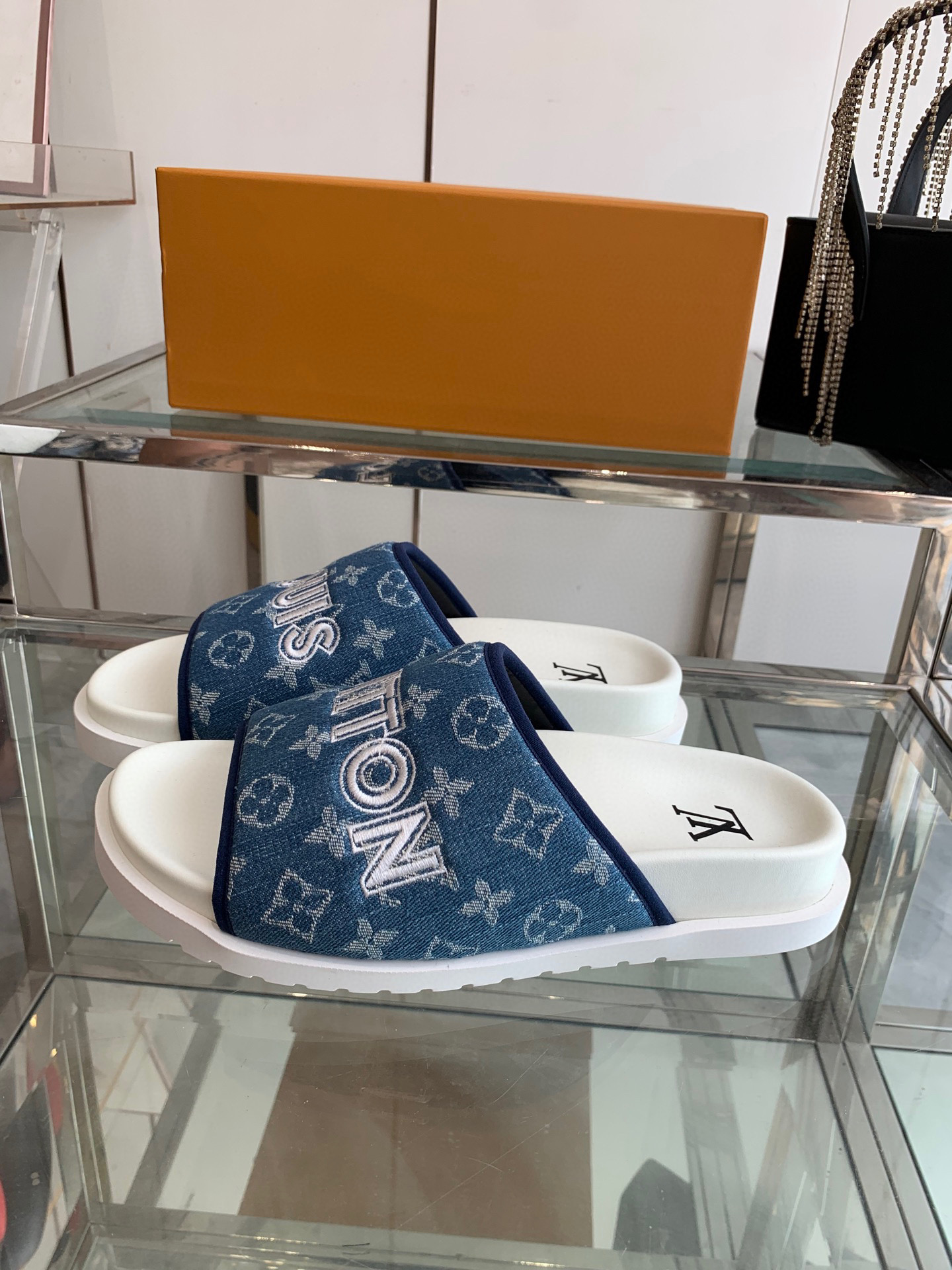 루이비통 남여 공용 슬리퍼