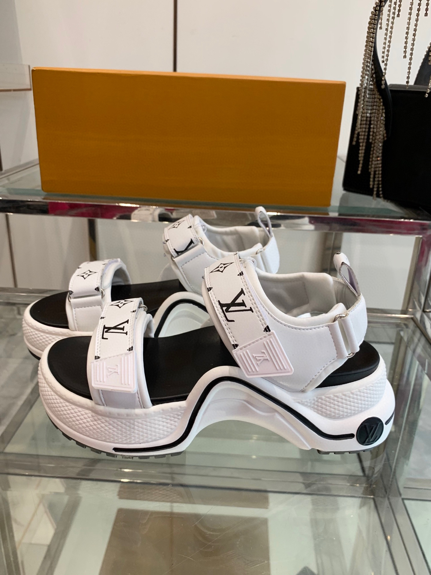 루이비통 여자 샌들 5cm