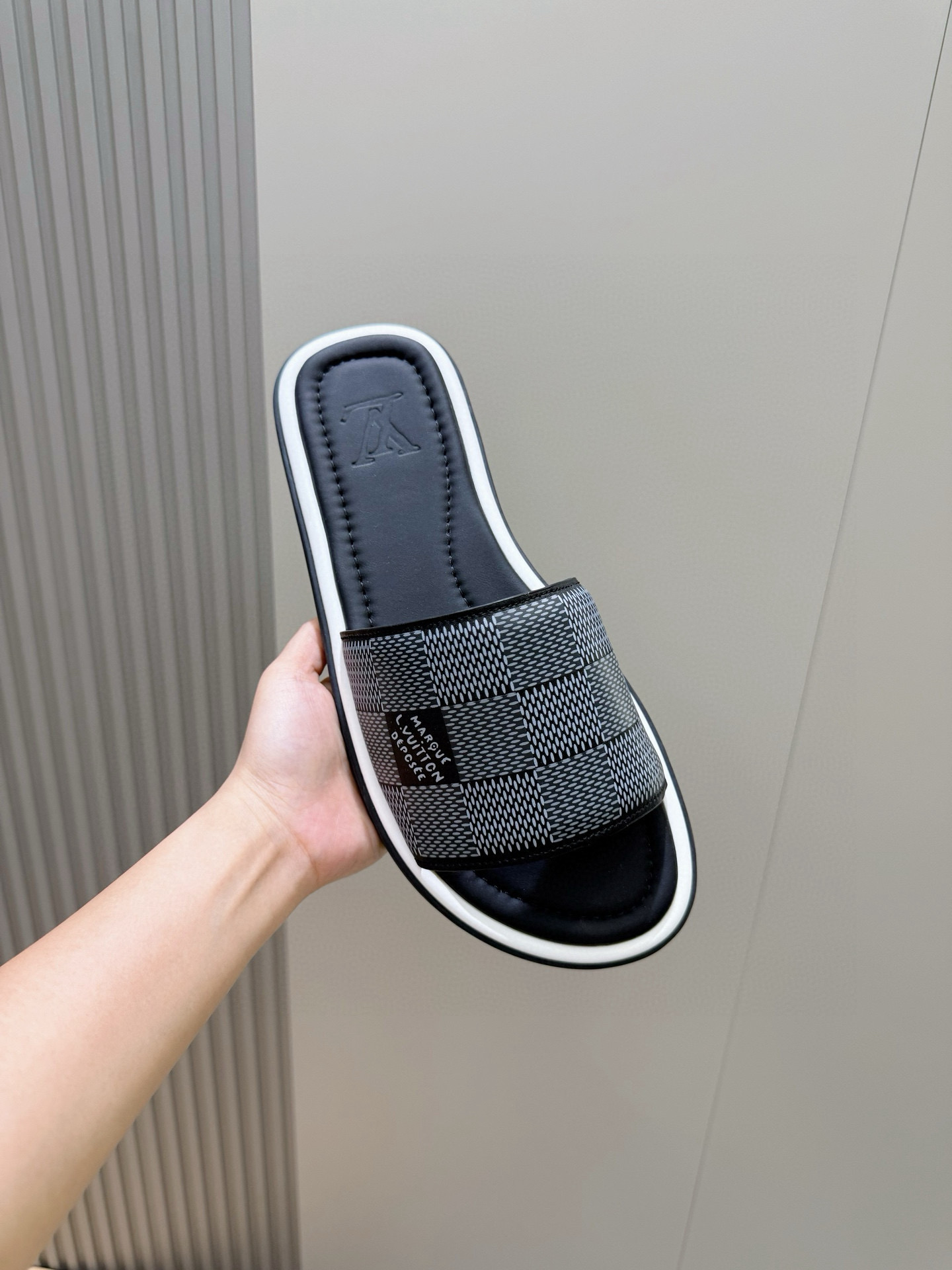 루이비통 남자 슬리퍼