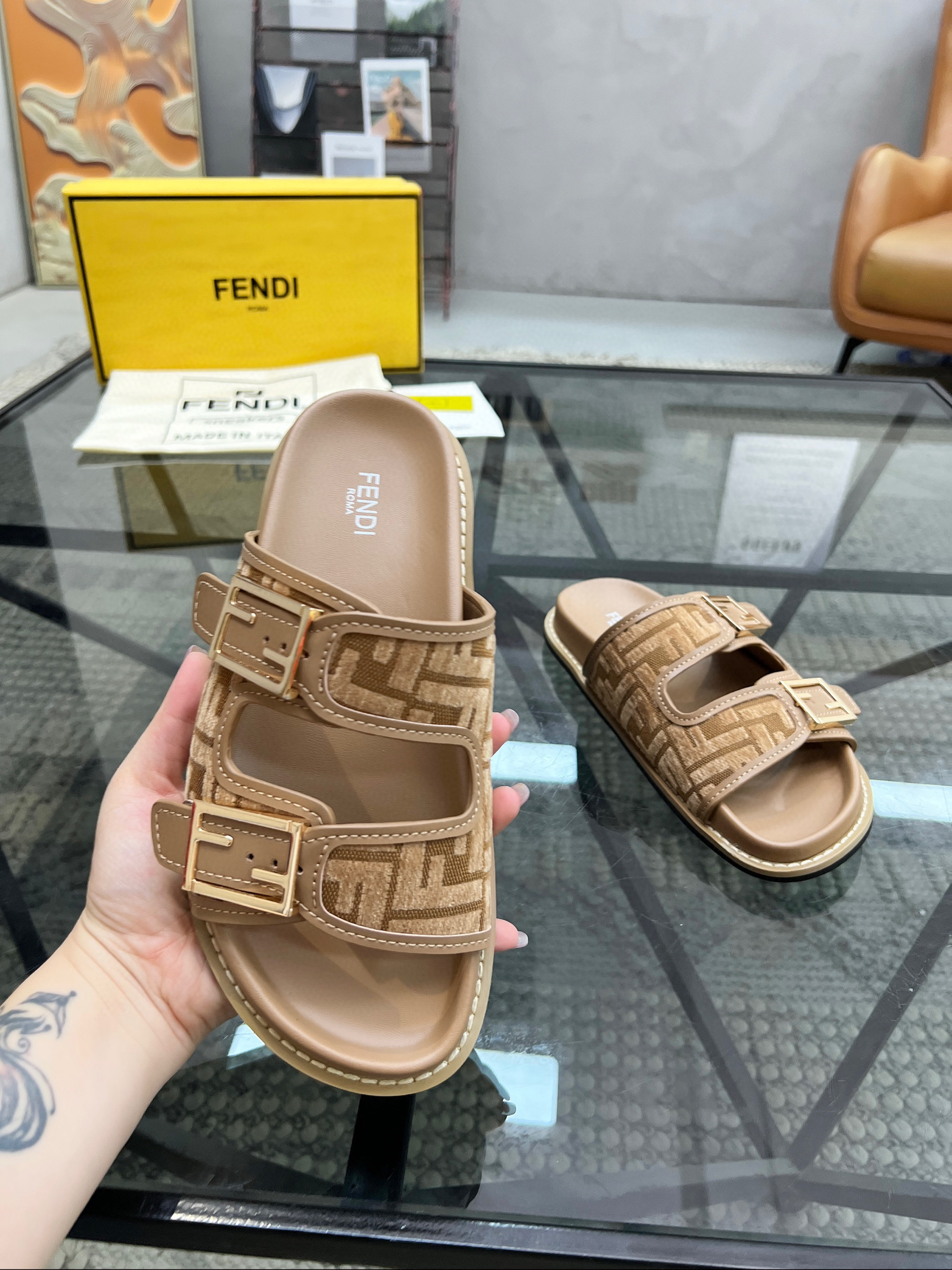 펜디 남녀공용 슬리퍼