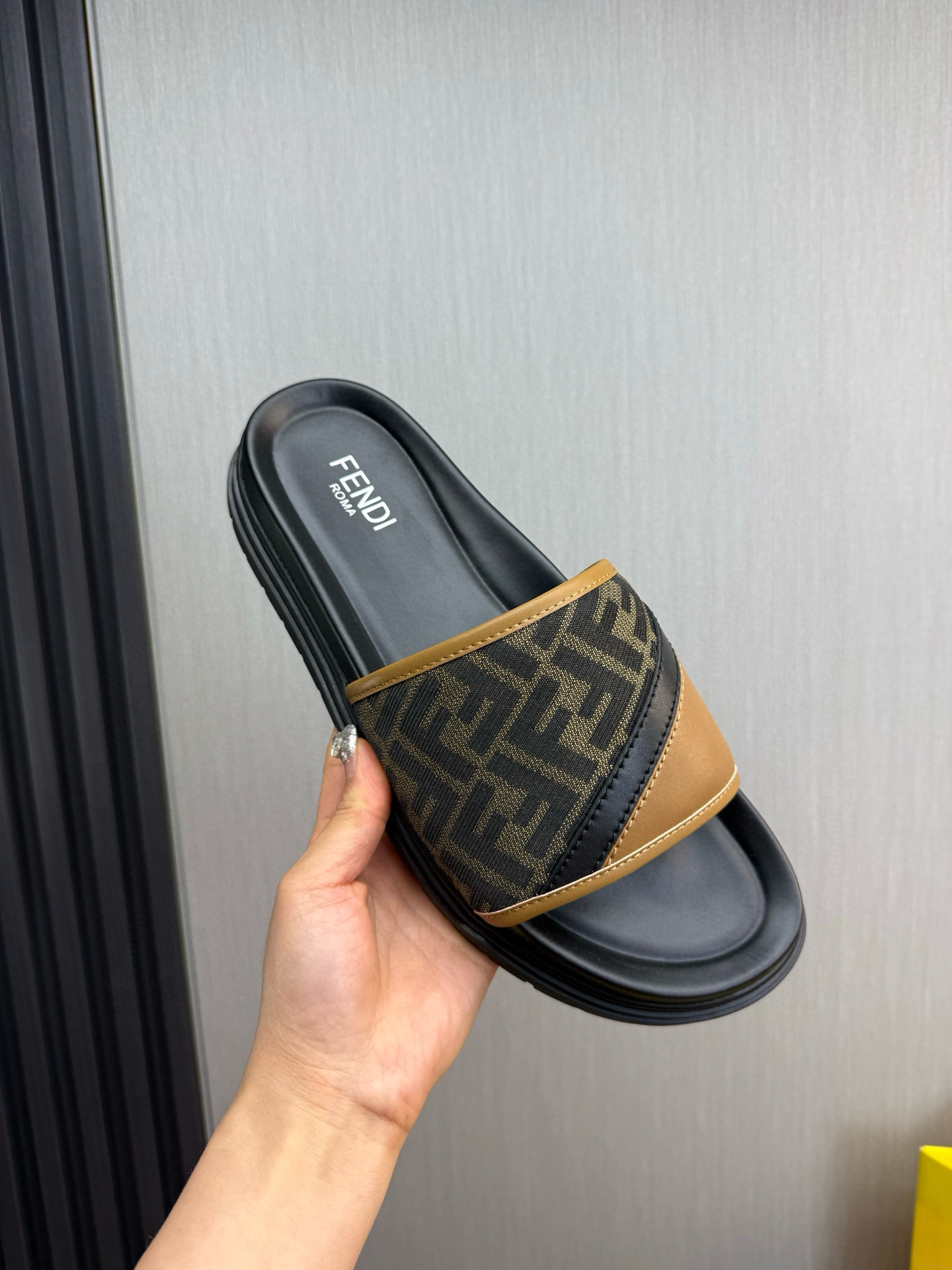 펜디 남자 슬리퍼
