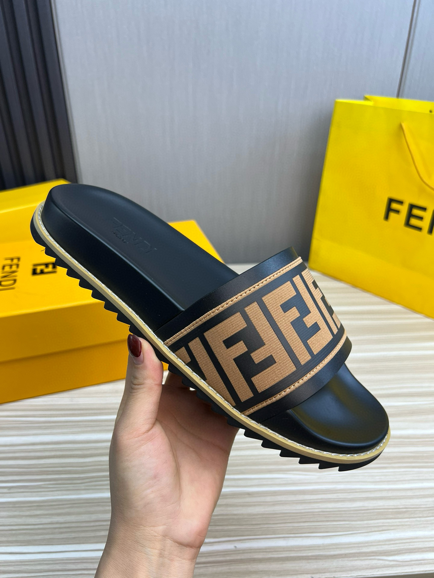 펜디 남자 슬리퍼