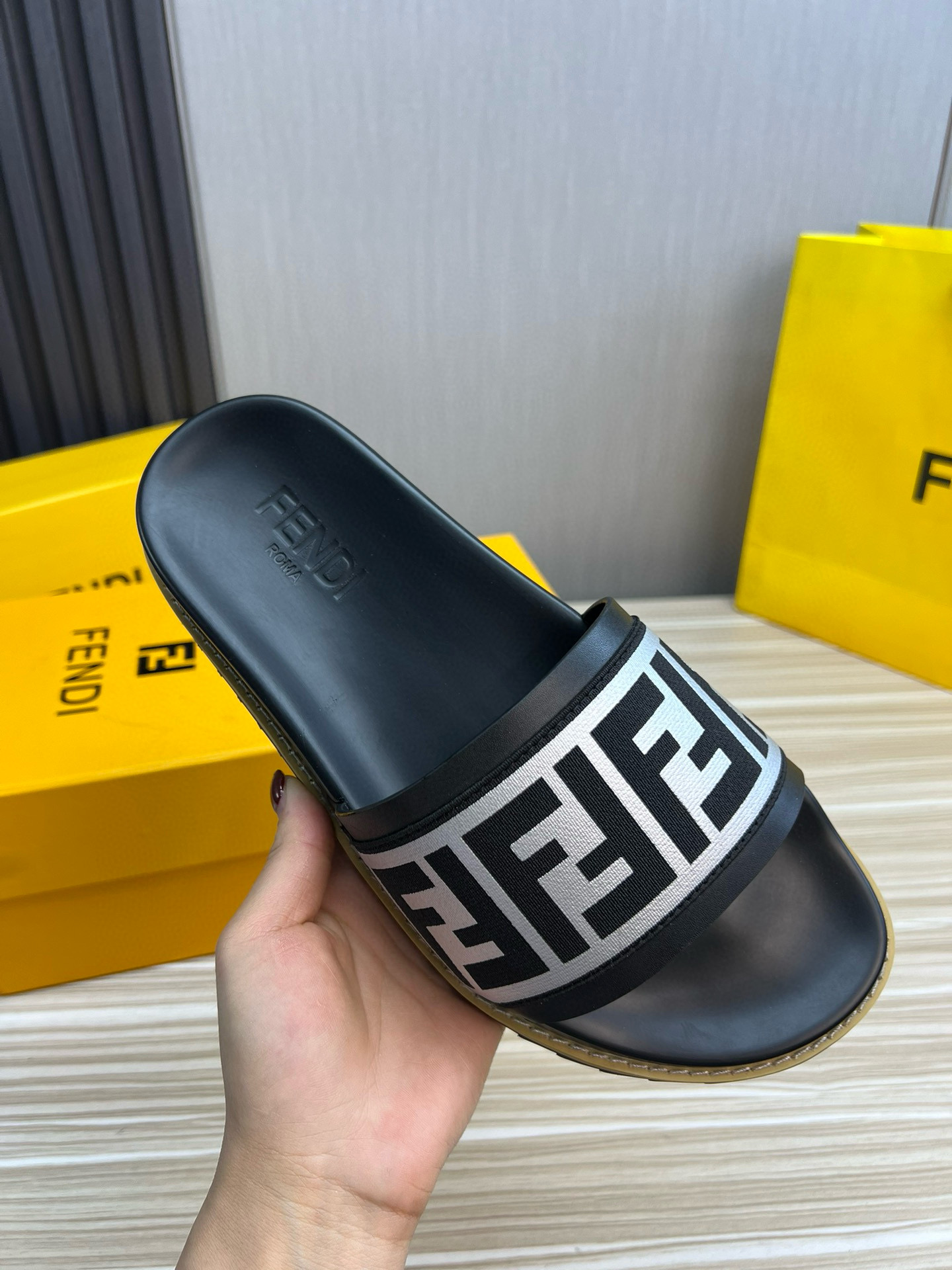 펜디 남자 슬리퍼