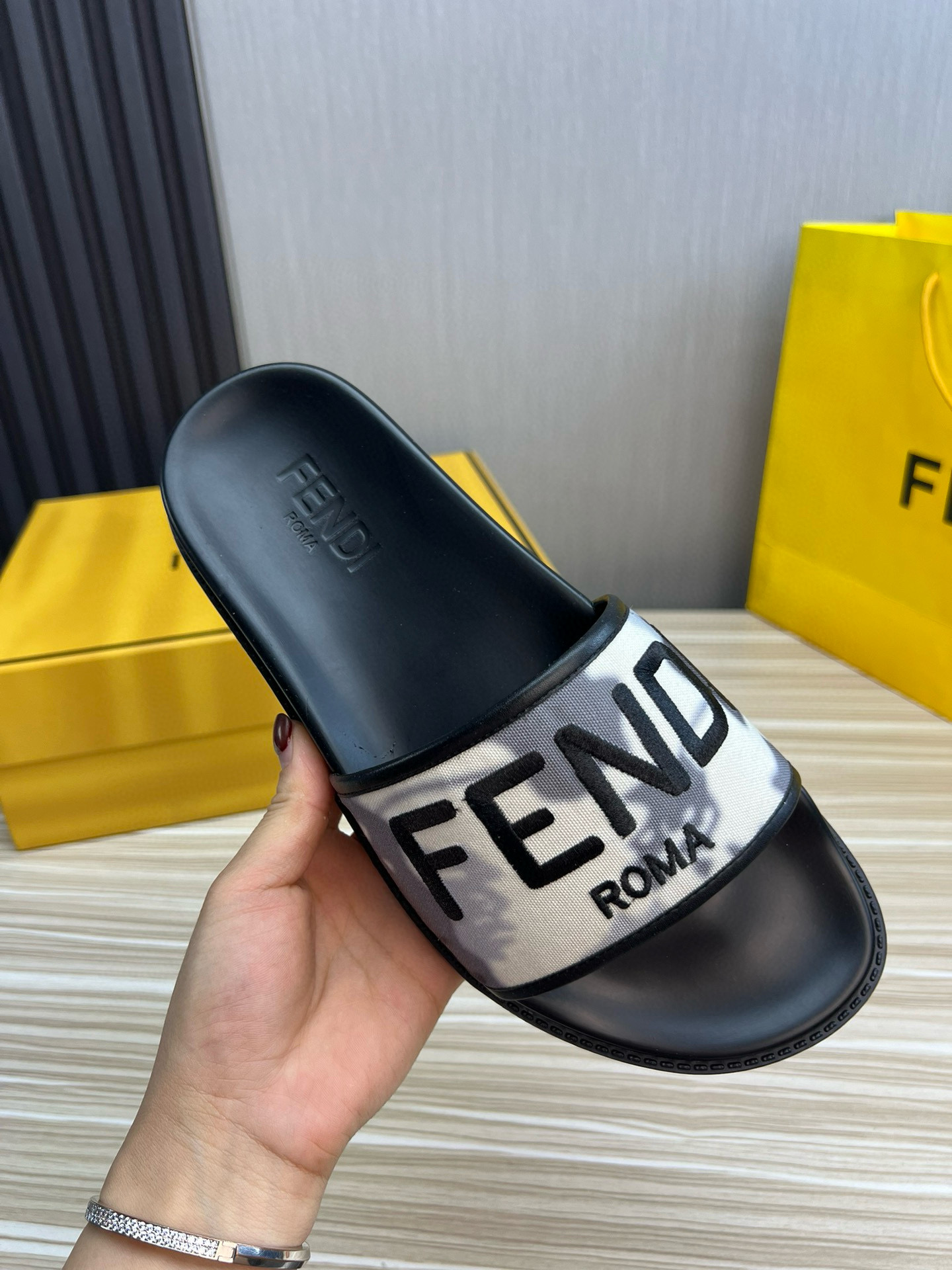 펜디 남자 슬리퍼