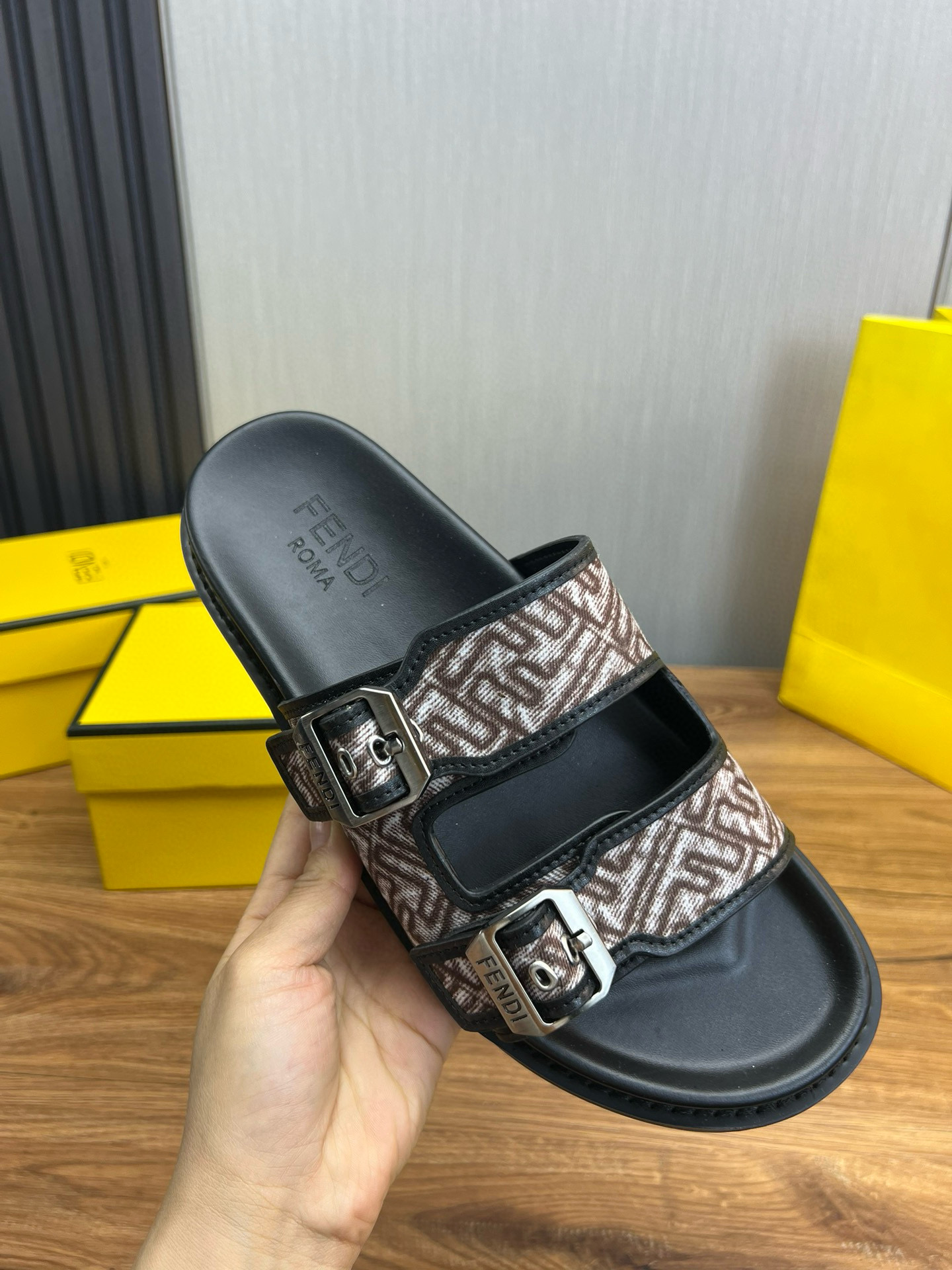 펜디 남자 슬리퍼