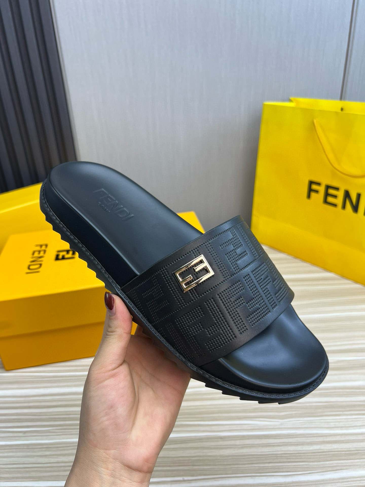 펜디 남자 슬리퍼