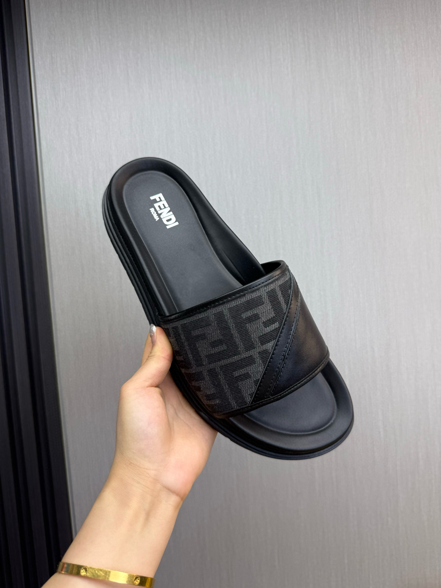 펜디 남자 슬리퍼