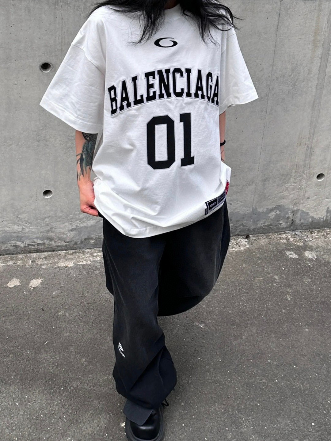 발렌시아가 남녀공용 반팔티