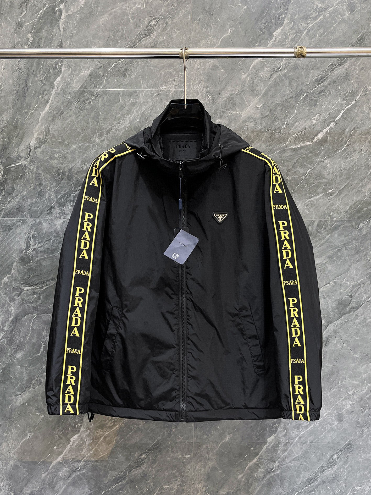 프라다 남자 패딩