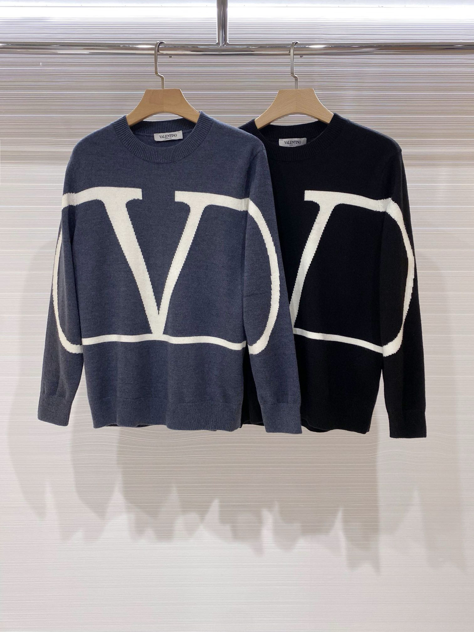 발렌티노 2컬러 남자 니트
