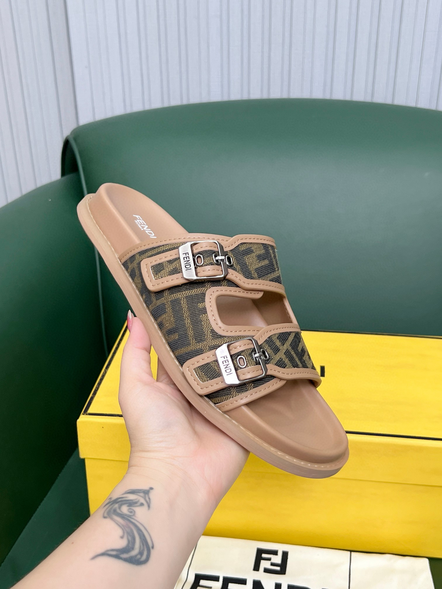 펜디 남자 슬리퍼